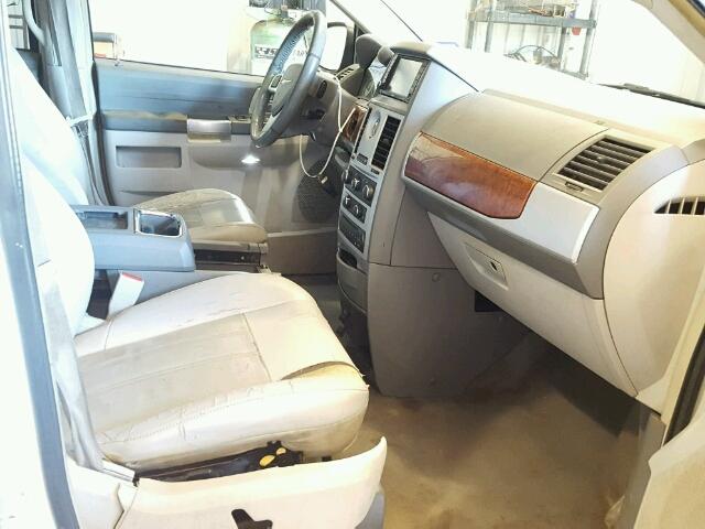2A8HR54P68R843353 - 2008 CHRYSLER TOWN & COU WHITE photo 5