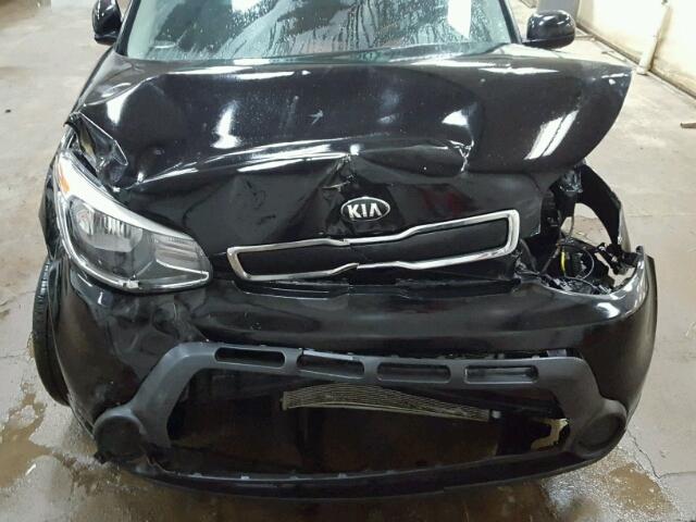 KNDJN2A28G7372432 - 2016 KIA SOUL BLACK photo 7