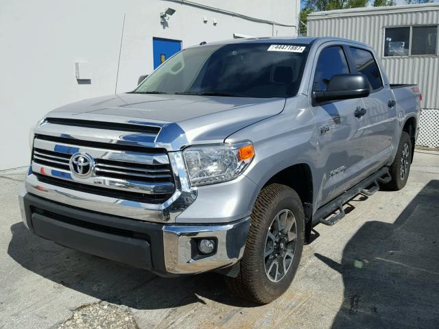 5TFDW5F19HX671652 - 2017 TOYOTA TUNDRA CRE SILVER photo 2