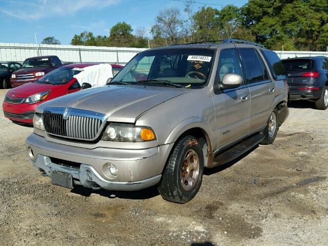 5LMPU28AXYLJ01500 - 2000 LINCOLN NAVIGATOR TAN photo 2