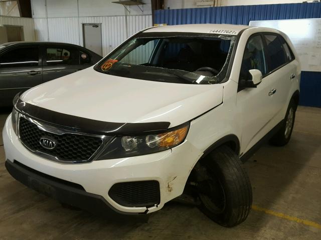 5XYKTCA10BG100198 - 2011 KIA SORENTO BA WHITE photo 2