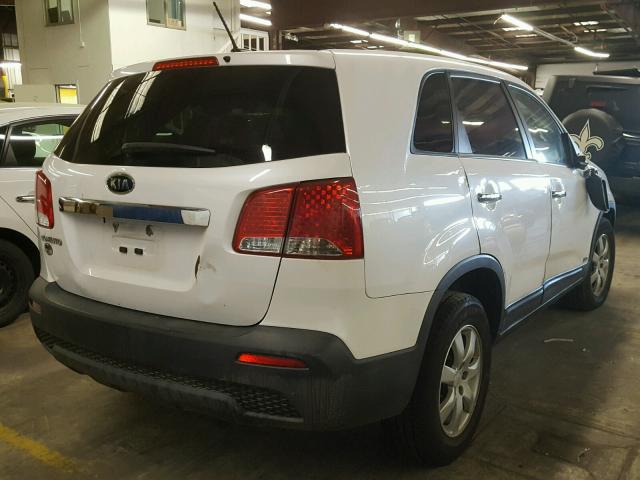 5XYKTCA10BG100198 - 2011 KIA SORENTO BA WHITE photo 4