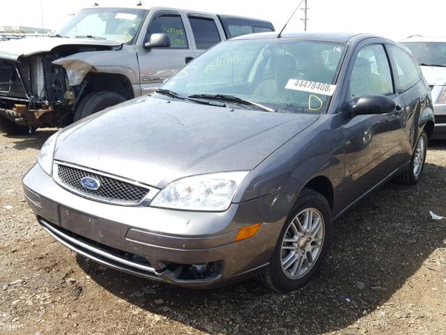 1FAFP31N36W218804 - 2006 FORD FOCUS ZX3 GRAY photo 2