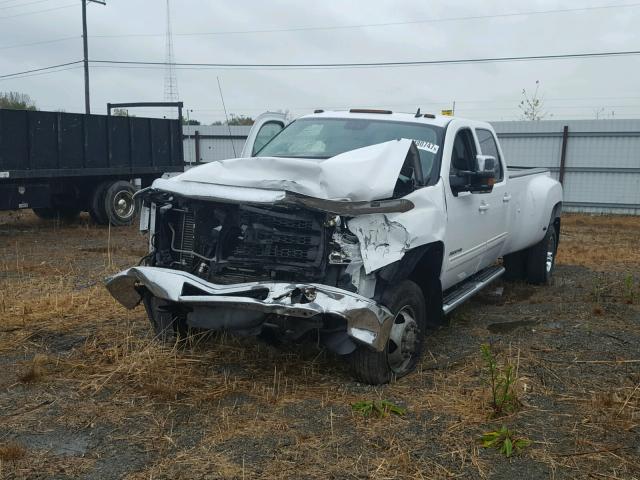 1GT424C8XBF136253 - 2011 GMC SIERRA K35 WHITE photo 2