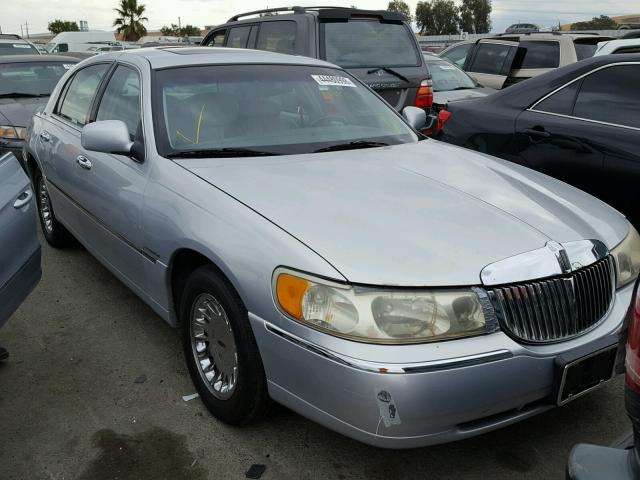 1LNHM83W42Y671516 - 2002 LINCOLN TOWN CAR C SILVER photo 1