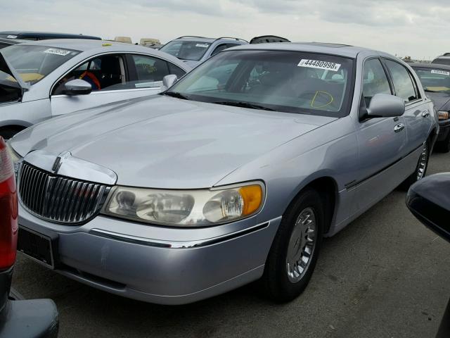 1LNHM83W42Y671516 - 2002 LINCOLN TOWN CAR C SILVER photo 2