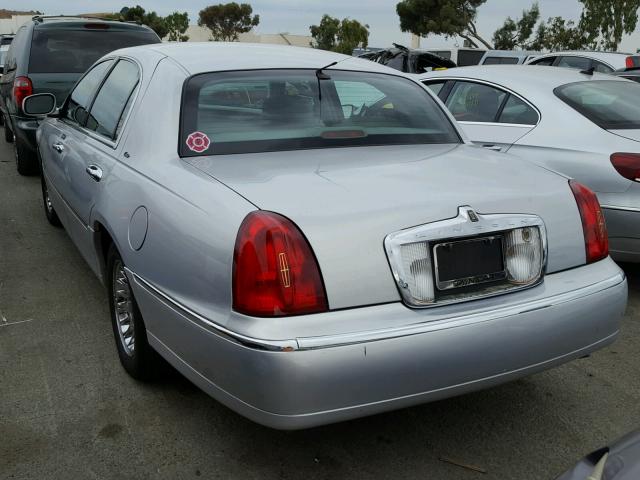 1LNHM83W42Y671516 - 2002 LINCOLN TOWN CAR C SILVER photo 3