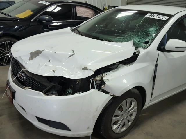 KNAFU4A25C5483821 - 2012 KIA FORTE EX WHITE photo 9