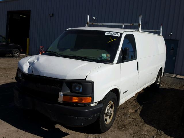 1GCFG29T531106800 - 2003 CHEVROLET EXPRESS G2 WHITE photo 2