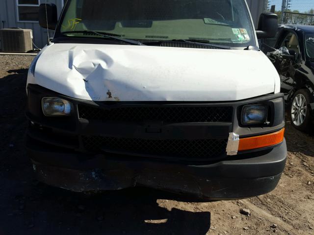 1GCFG29T531106800 - 2003 CHEVROLET EXPRESS G2 WHITE photo 7