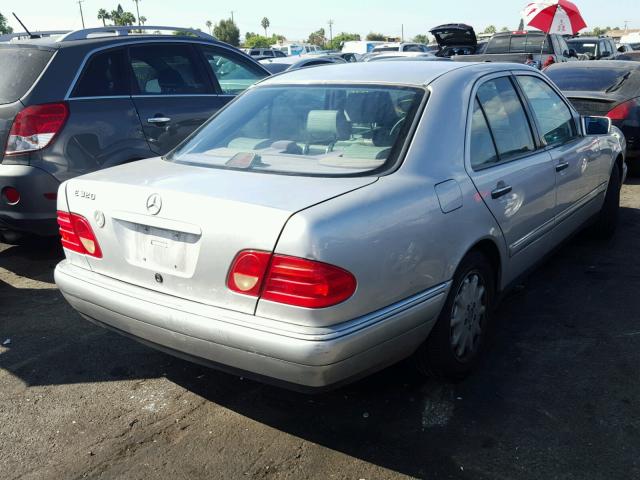 WDBJF65F8WA661621 - 1998 MERCEDES-BENZ E 320 SILVER photo 4