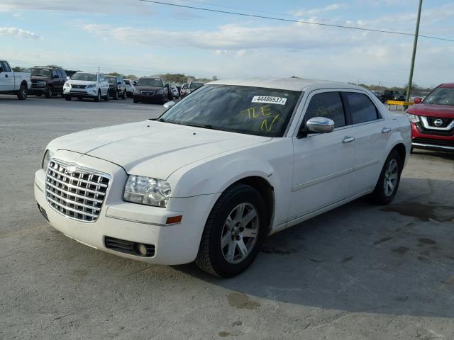 2C3KA53G37H799102 - 2007 CHRYSLER 300 TOURIN WHITE photo 2