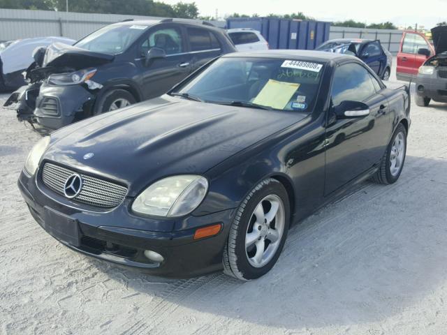 WDBKK65F82F266609 - 2002 MERCEDES-BENZ SLK 320 BLACK photo 2