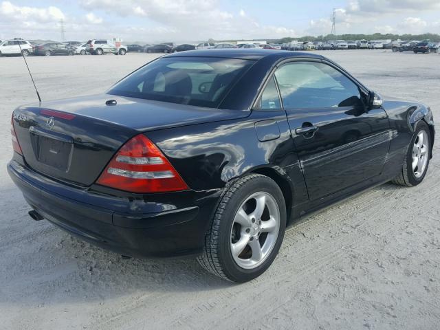 WDBKK65F82F266609 - 2002 MERCEDES-BENZ SLK 320 BLACK photo 4