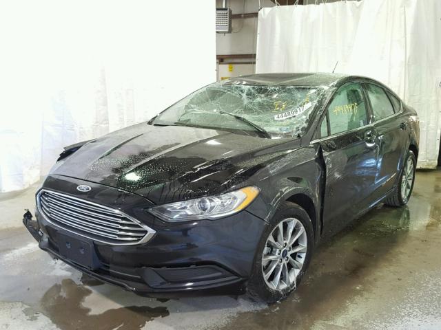 3FA6P0H74HR227331 - 2017 FORD FUSION SE BLACK photo 2