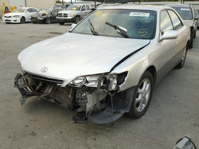 JT8BF28G410303402 - 2001 LEXUS ES 300 SILVER photo 2