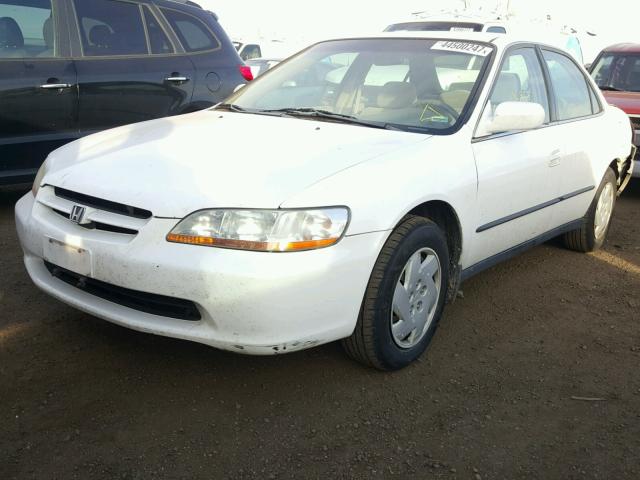 1HGCG1647WA076263 - 1998 HONDA ACCORD WHITE photo 2