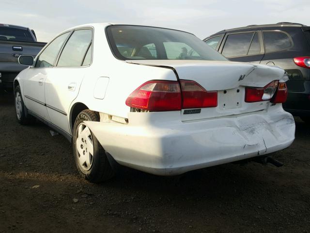 1HGCG1647WA076263 - 1998 HONDA ACCORD WHITE photo 3