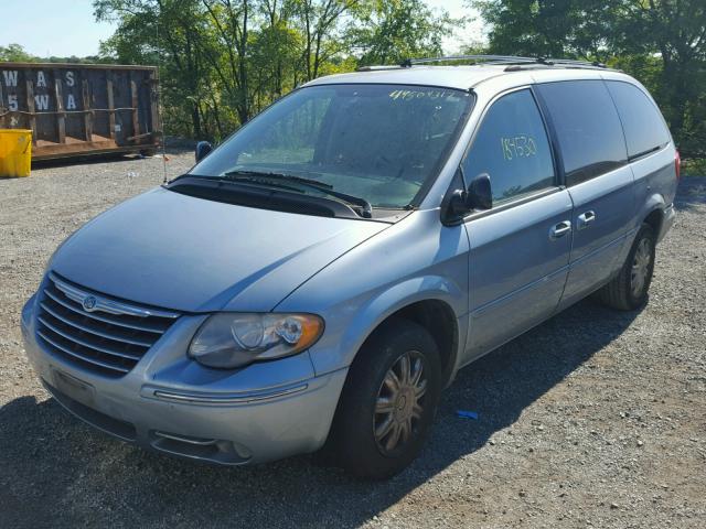 2C8GP64L15R586981 - 2005 CHRYSLER TOWN & COU BLUE photo 2