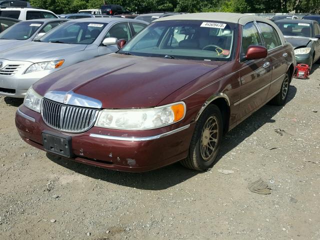 1LNHM82W7YY794611 - 2000 LINCOLN TOWN CAR S RED photo 2