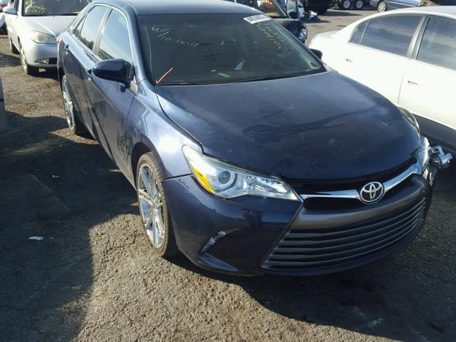 4T4BF1FK6FR513035 - 2015 TOYOTA CAMRY LE BLUE photo 1