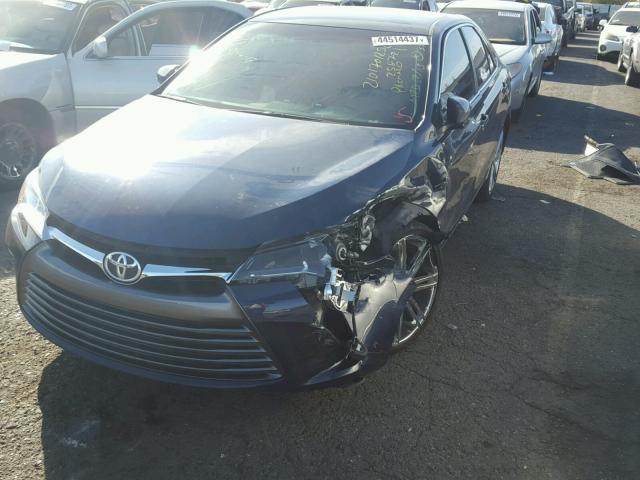 4T4BF1FK6FR513035 - 2015 TOYOTA CAMRY LE BLUE photo 2