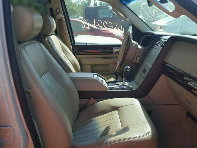 5LMFU28595LJ10666 - 2005 LINCOLN NAVIGATOR Biały zdjęcie 5