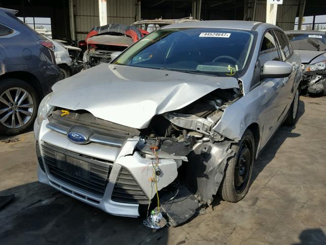 1FAHP3F22CL222377 - 2012 FORD FOCUS SE SILVER photo 2