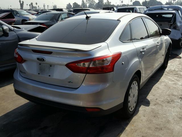 1FAHP3F22CL222377 - 2012 FORD FOCUS SE SILVER photo 4