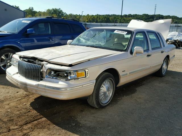 1LNLM83W5VY726652 - 1997 LINCOLN TOWN CAR C CREAM photo 2