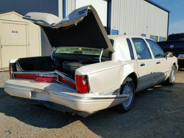 1LNLM83W5VY726652 - 1997 LINCOLN TOWN CAR C CREAM photo 4