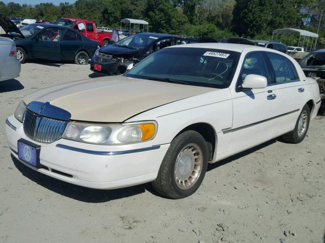 1LNHM81W61Y611030 - 2001 LINCOLN TOWN CAR E WHITE photo 2