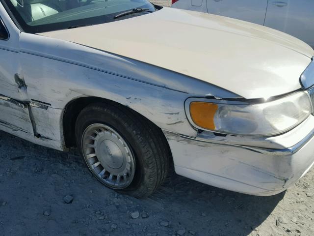 1LNHM81W61Y611030 - 2001 LINCOLN TOWN CAR E WHITE photo 9