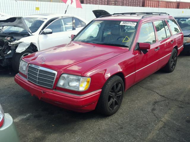 WDBEA92EXSF303611 - 1995 MERCEDES-BENZ E 320 RED photo 2