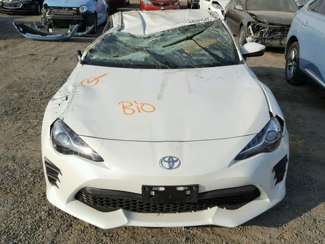 JF1ZNAA14H8704405 - 2017 TOYOTA 86 BASE WHITE photo 9