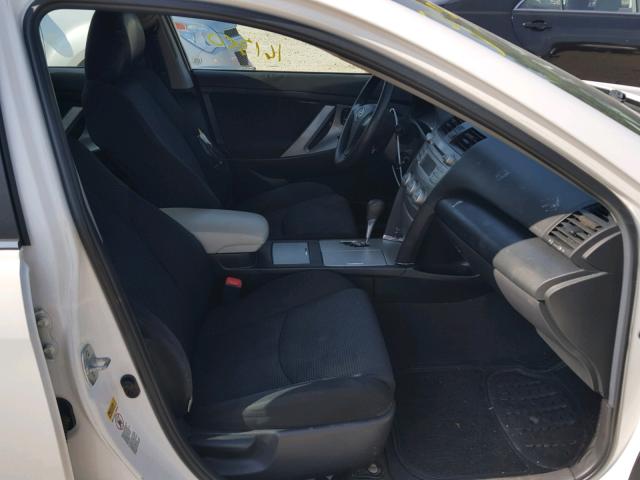 4T1BF3EK0BU755028 - 2011 TOYOTA CAMRY BASE WHITE photo 5