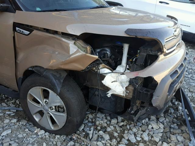 KNDJN2A22F7179157 - 2015 KIA SOUL BROWN photo 9