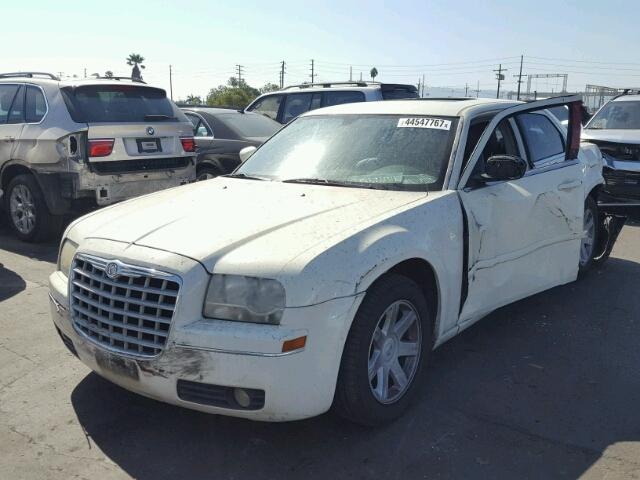 2C3JA53G35H543597 - 2005 CHRYSLER 300 TOURIN WHITE photo 2