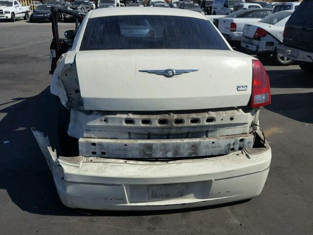 2C3JA53G35H543597 - 2005 CHRYSLER 300 TOURIN WHITE photo 9