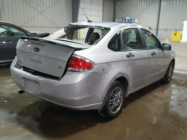 1FAHP3FN7AW238189 - 2010 FORD FOCUS SE SILVER photo 4