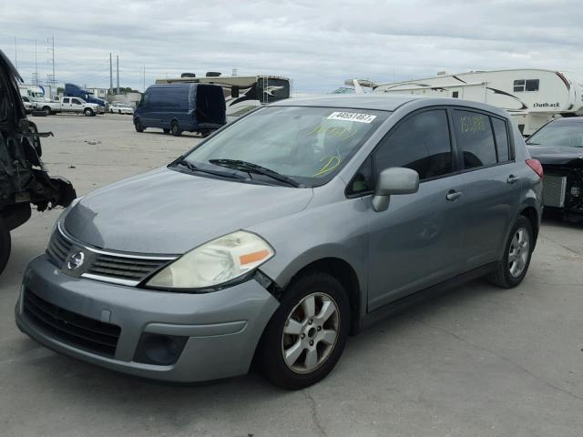 3N1BC13E89L357541 - 2009 NISSAN VERSA S GRAY photo 2