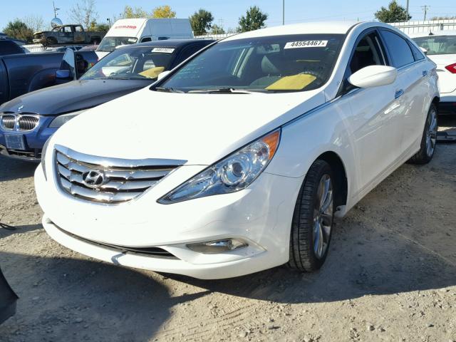 5NPEC4AC6DH801425 - 2013 HYUNDAI SONATA SE WHITE photo 2