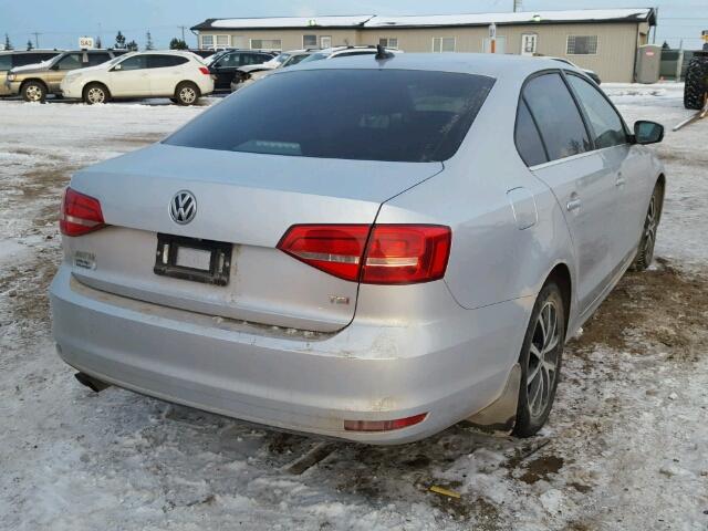 3VWD07AJ4FM259952 - 2015 VOLKSWAGEN JETTA SE SILVER photo 4