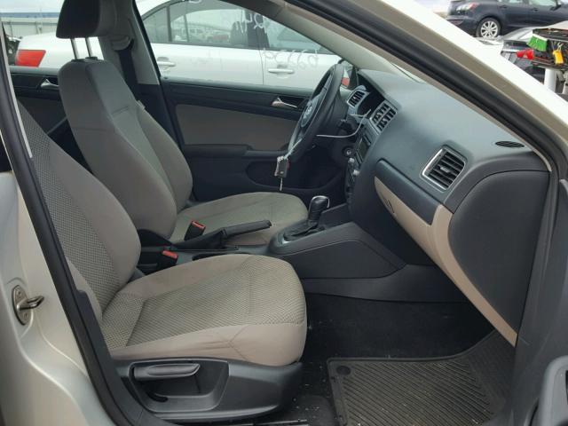 3VW2K7AJ1BM336949 - 2011 VOLKSWAGEN JETTA BASE 银色 照片 5