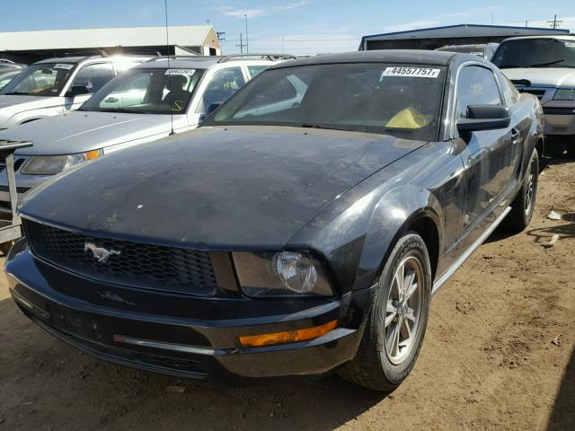 1ZVHT80N755187930 - 2005 FORD MUSTANG BLACK photo 2