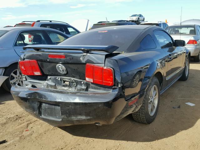 1ZVHT80N755187930 - 2005 FORD MUSTANG BLACK photo 4