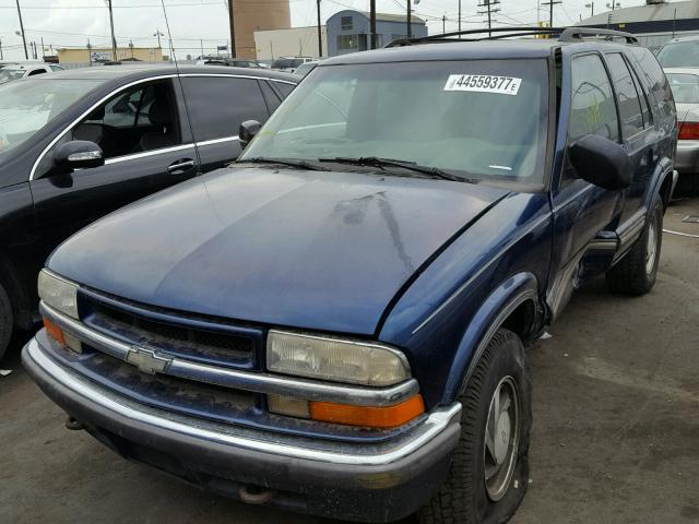 1GNDT13W412184032 - 2001 CHEVROLET BLAZER BLUE photo 2