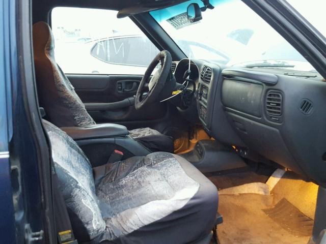 1GNDT13W412184032 - 2001 CHEVROLET BLAZER BLUE photo 5