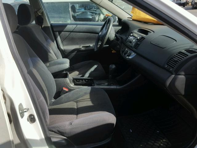 JTDBE32KX20061935 - 2002 TOYOTA CAMRY LE WHITE photo 5