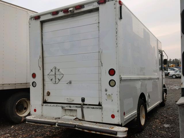 4UZAANBW64CN46785 - 2004 FREIGHTLINER CHASSIS M WHITE photo 4